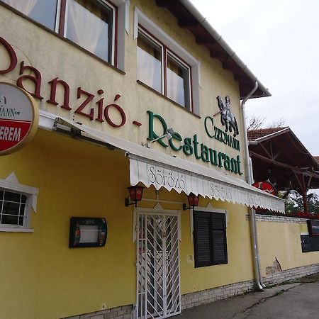 Czermann Panzio Es Etterem Hotel Oroszlany Bagian luar foto