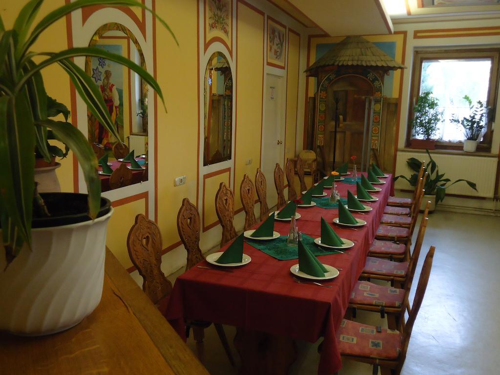 Czermann Panzio Es Etterem Hotel Oroszlany Bagian luar foto