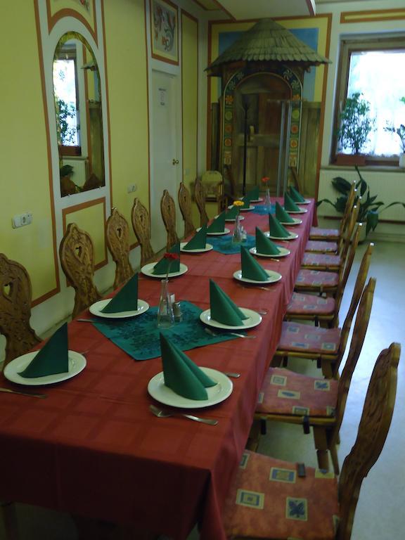 Czermann Panzio Es Etterem Hotel Oroszlany Bagian luar foto