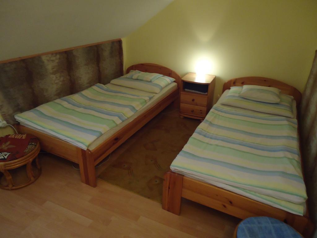 Czermann Panzio Es Etterem Hotel Oroszlany Ruang foto
