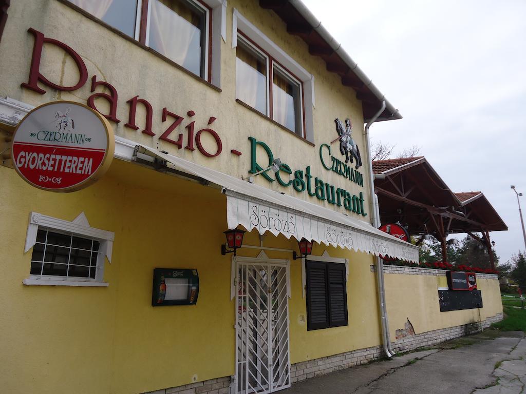 Czermann Panzio Es Etterem Hotel Oroszlany Bagian luar foto