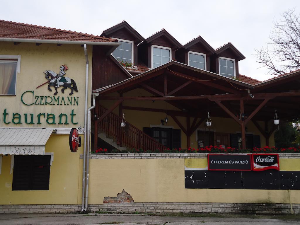 Czermann Panzio Es Etterem Hotel Oroszlany Bagian luar foto