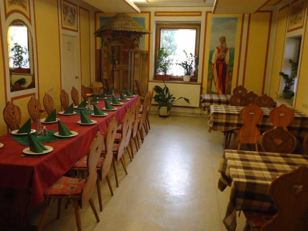 Czermann Panzio Es Etterem Hotel Oroszlany Bagian luar foto