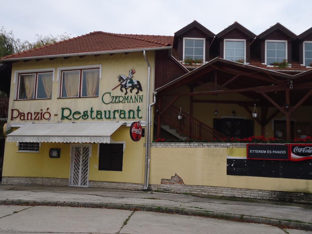 Czermann Panzio Es Etterem Hotel Oroszlany Bagian luar foto