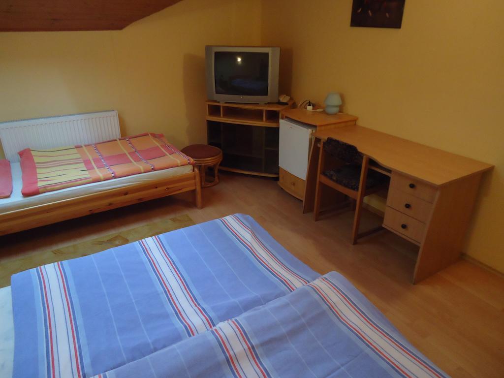 Czermann Panzio Es Etterem Hotel Oroszlany Ruang foto