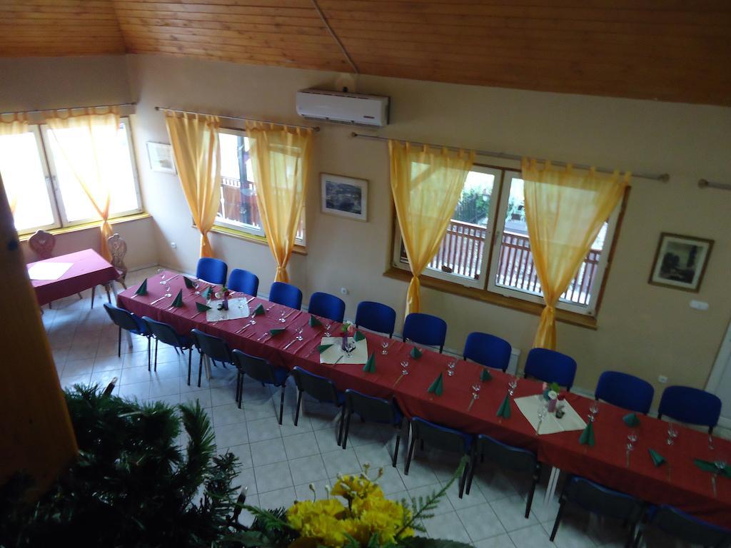 Czermann Panzio Es Etterem Hotel Oroszlany Bagian luar foto