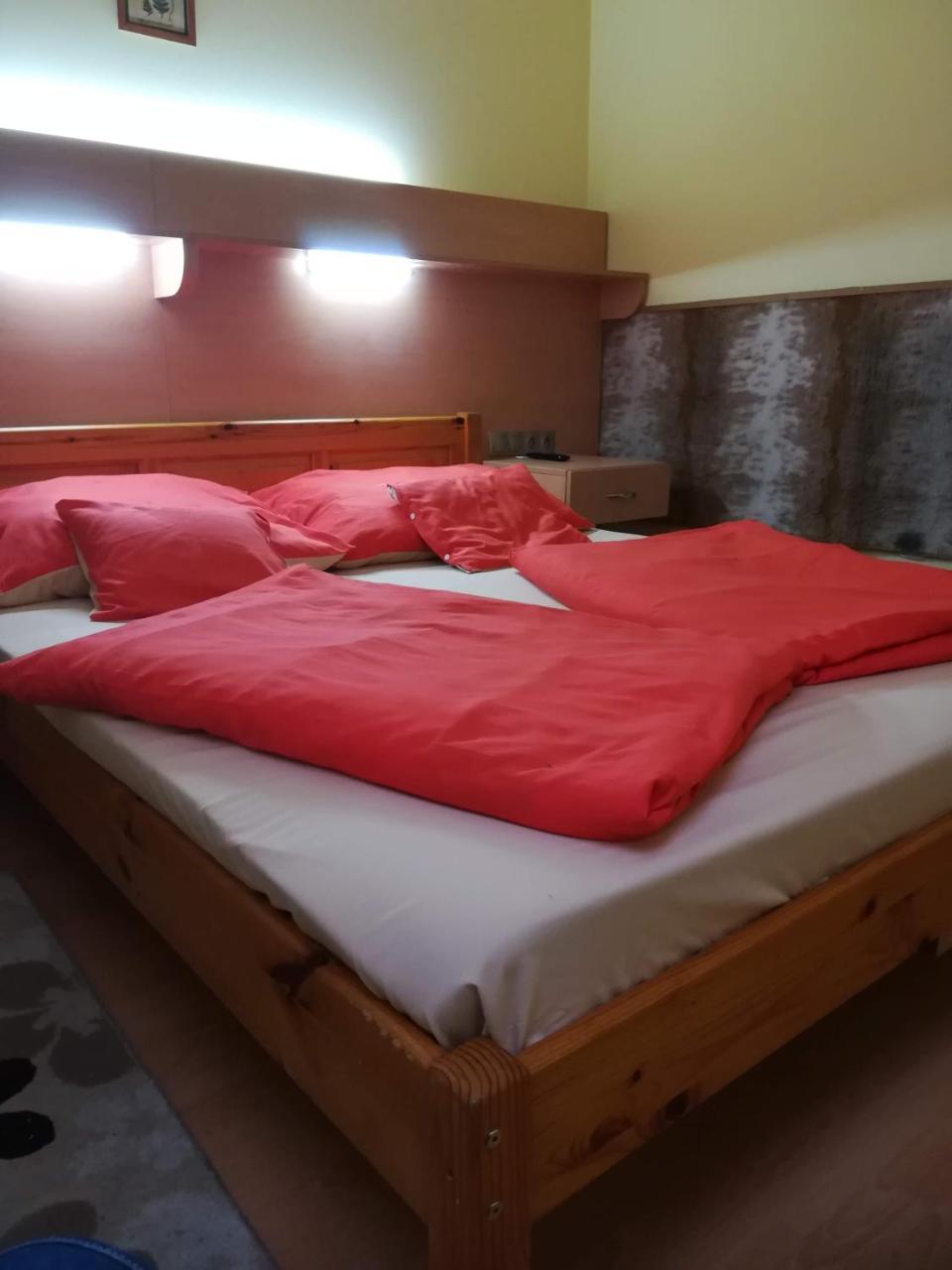 Czermann Panzio Es Etterem Hotel Oroszlany Bagian luar foto